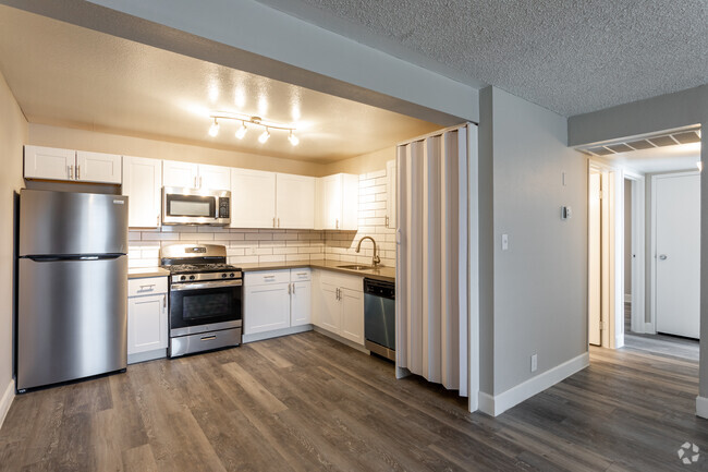 2BR, 1BA - 860SF - Luna Villa