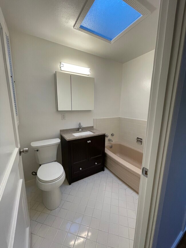 Baño con bañera y ducha. - 1346 33rd Ave