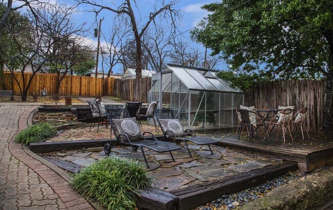 Charming backyard - 2016 Clover Ln