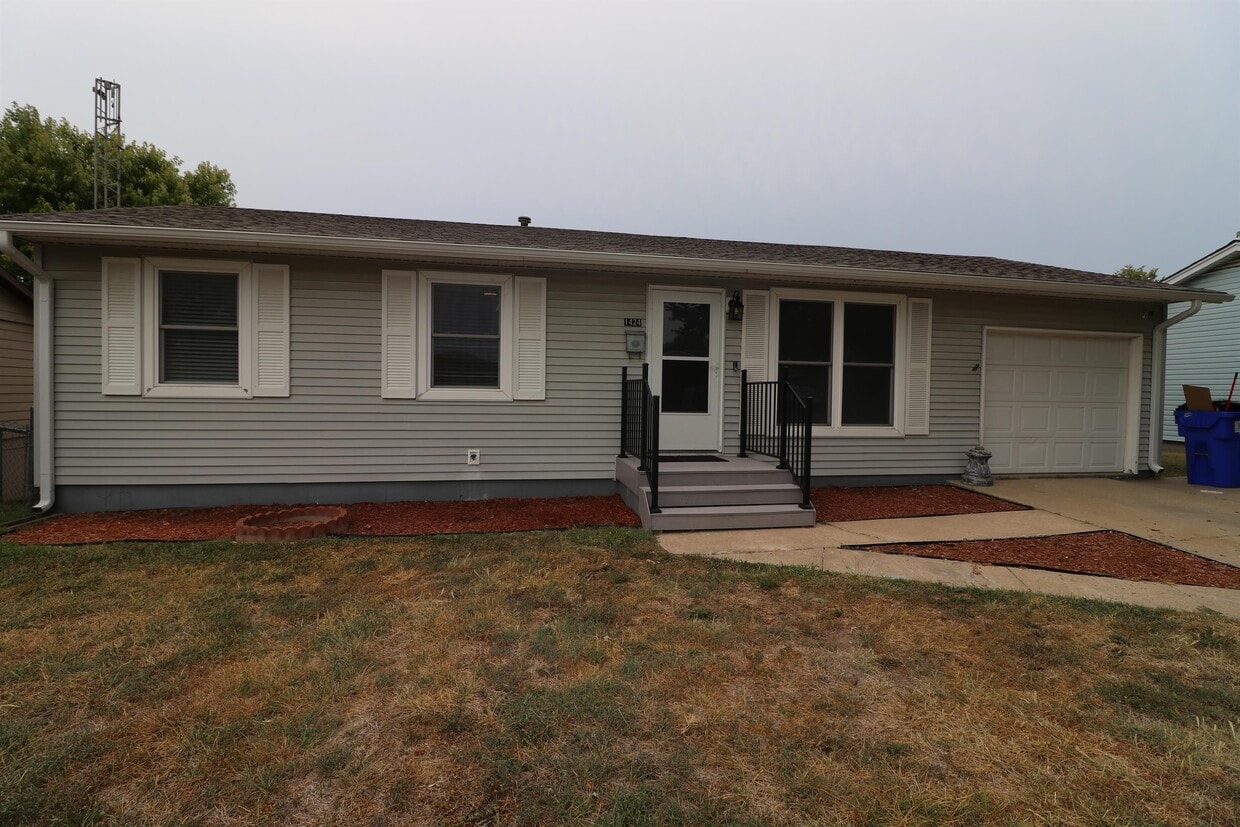 Primary Photo - 1424 Hale Dr