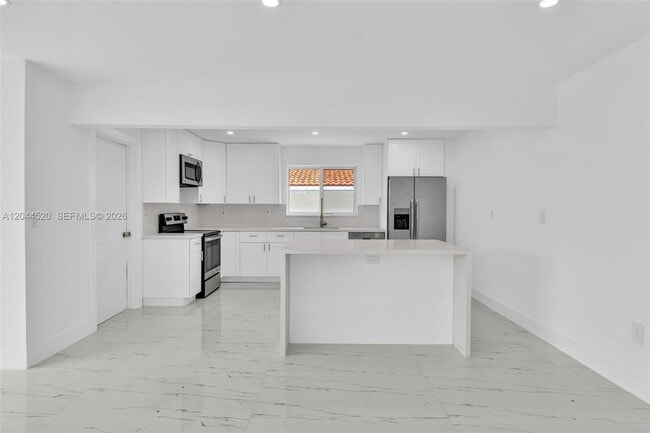 Foto del edificio - 8858 Harding Ave