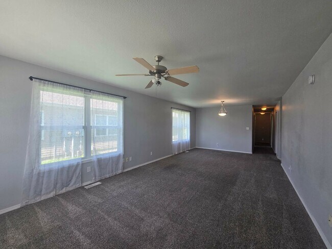 Foto del edificio - 906 Whitetail Ct