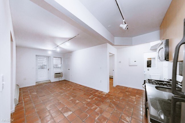 Building Photo - 3 br, 1 bath Apartment - 308 E 8th St
