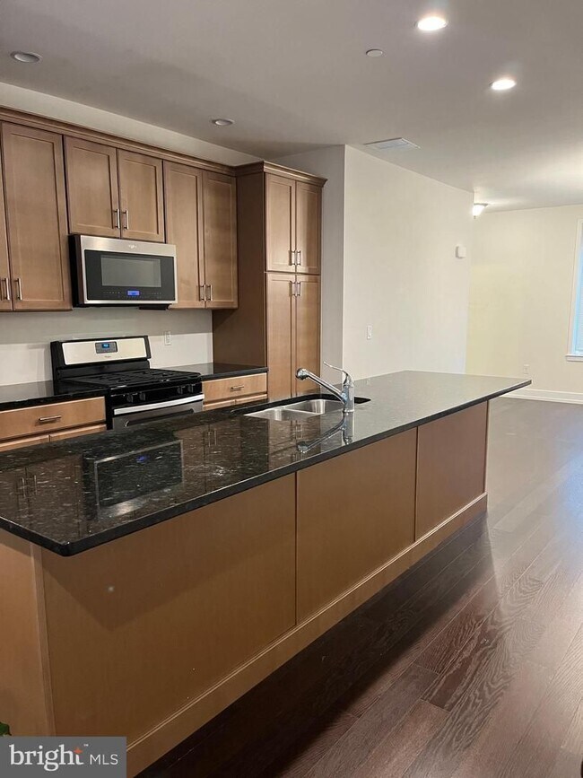 Foto del edificio - 805 Lakeview Ct