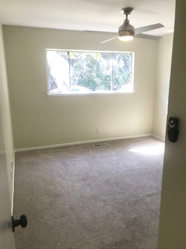Secondary bedroom full of light - 565 Matadero Ave