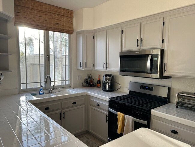 Building Photo - Impressive 2 Story, 2 Bedroom 2.5 Bath tow...