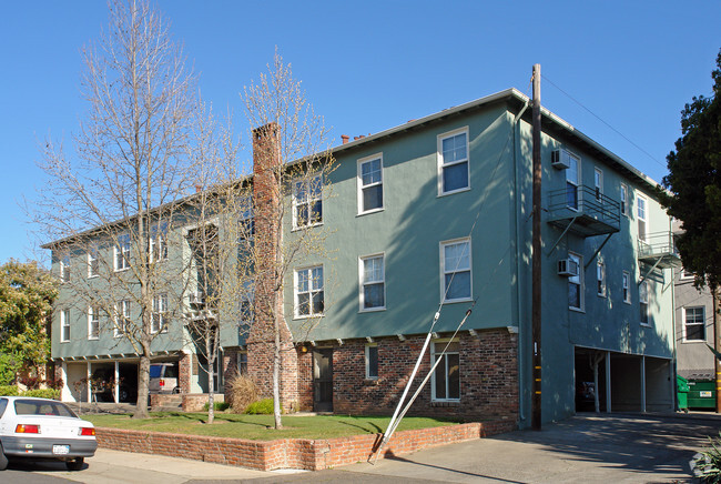 Foto del edificio - Land Park Apartments