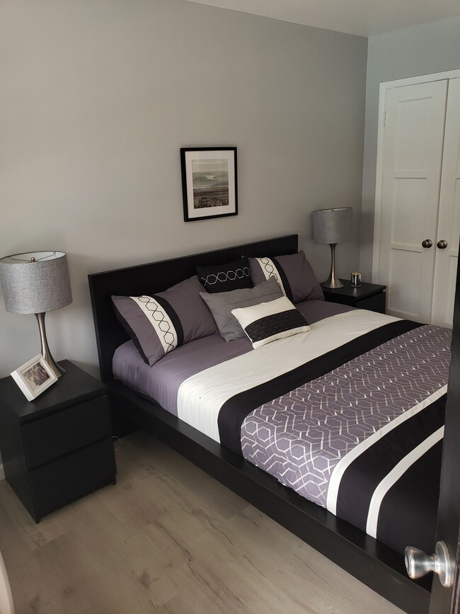 Building Photo - 1831 Riverside Dr