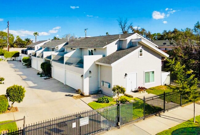 Building Photo - 2104 Raymond Ave