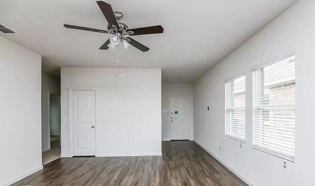 Foto del edificio - 6125 Harrah Ln