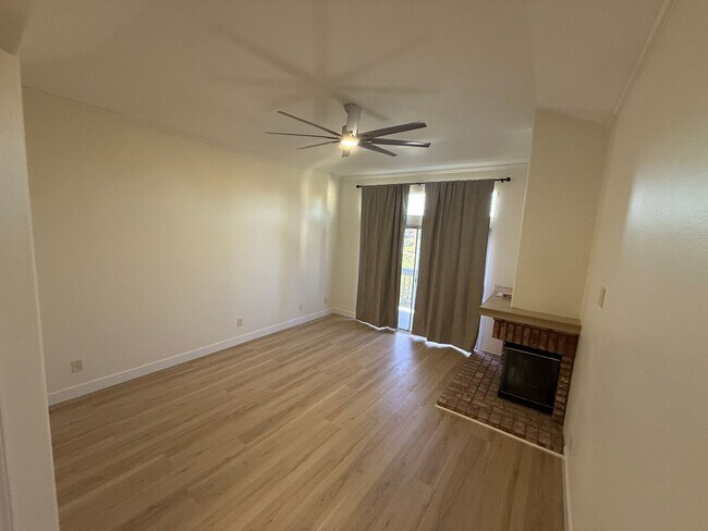 Foto del edificio - 3-Bedroom Home with Dual Fireplaces, Dual Balconies, and Community Pool in Valencia!