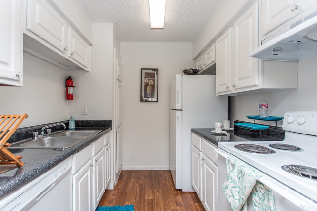 1 Br, Kitchen - Pine Creek Apartments