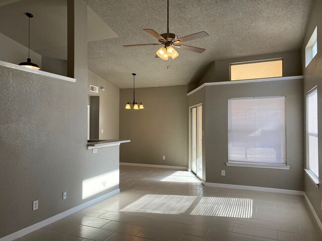 Building Photo - 2914 Royal Knoll Dr