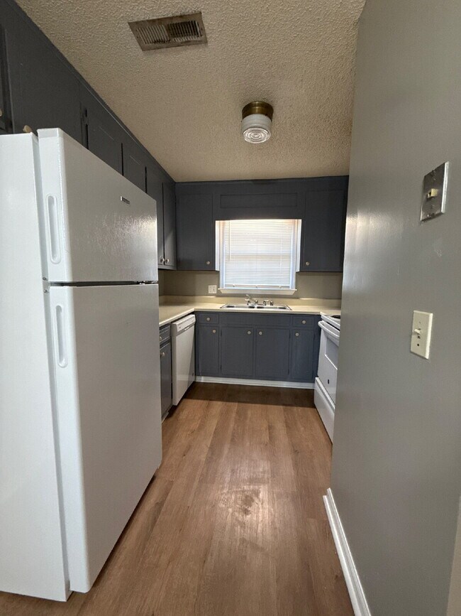 Foto del edificio - "Spacious 2-Bedroom, 2-Bath Oasis in Prime Huntsville Location!"