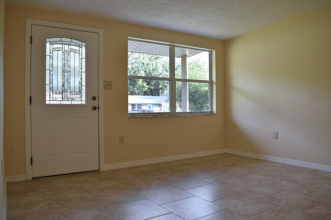 Foto del edificio - Reduced price! Great Neighborhood!