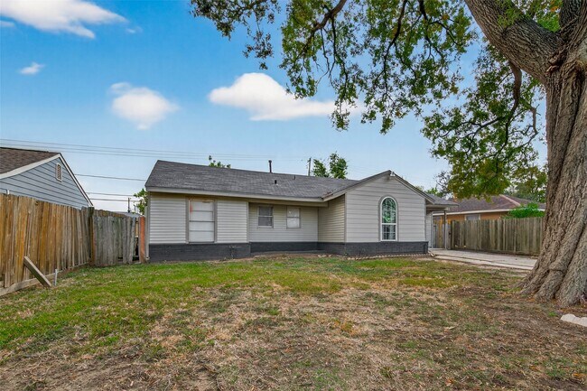 Building Photo - 515 Ogilvie St