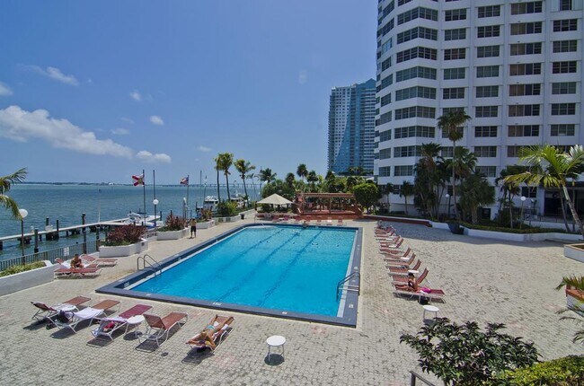 Foto del edificio - 905 Brickell Bay Dr