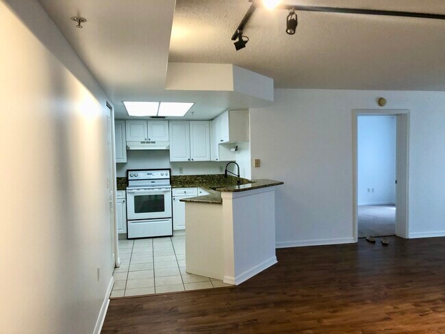 Foto del edificio - 1100 Crestwood Ct S