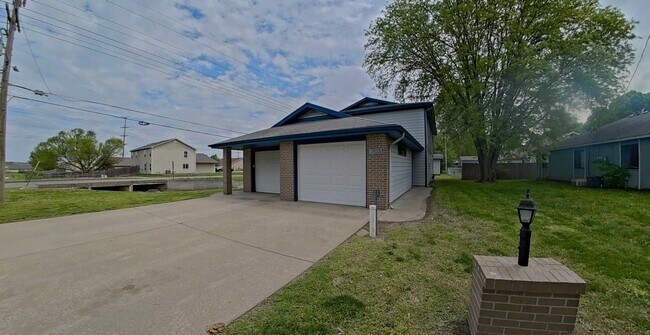 Foto del edificio - Cozy 2-Bed Home with Attached Garage - Available June 5th!