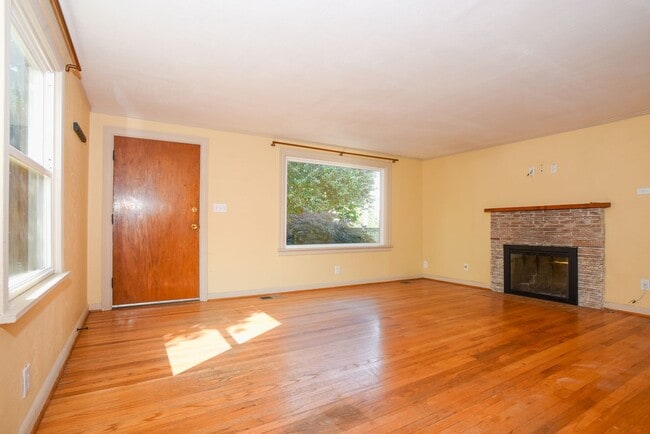 Building Photo - SHORT TERM Ballard Bungalow