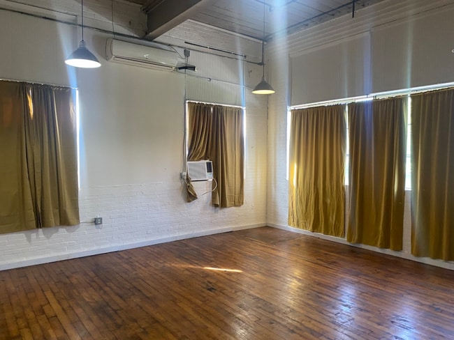 Building Photo - 1415 Kemper St