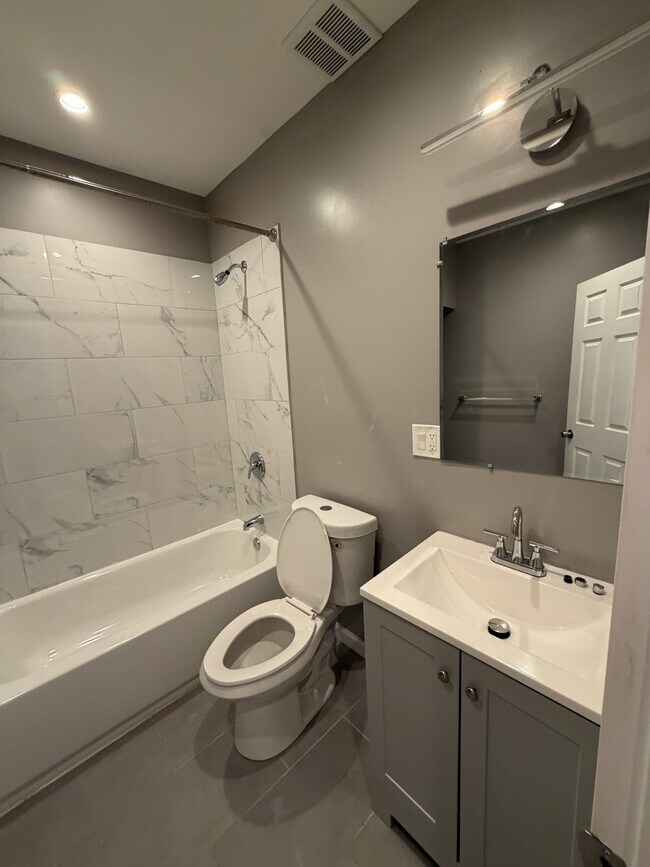 Building Photo - 1704 Conlyn St