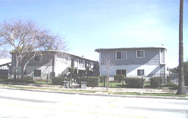 Building Photo - 1868-1874 N Lincoln Ave