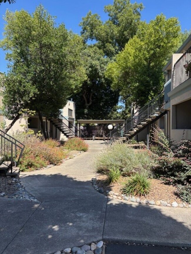 Foto del edificio - 1412 N Cherry St