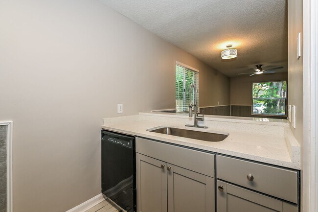 Foto del edificio - Neptune Beach Townhouse - On Huge Lot in Q...