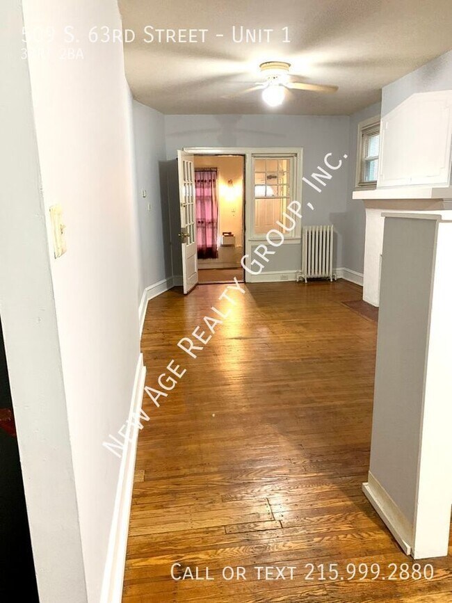Foto del edificio - Three bedroom bi-level apartment on the fi...