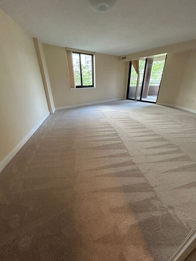 Foto del edificio - Nice One Bed + One Bath in Luxury Secure Doorman Bldg