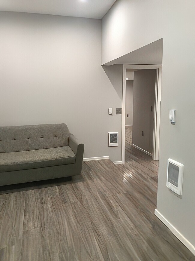 Sala de estar mirando hacia el dormitorio. - 831 NE Holland St