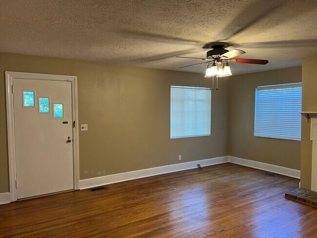 Foto del edificio - Charming 3 BR/2 BA Home off Vineville Avenue!