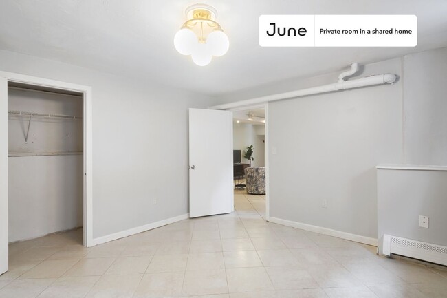 Foto del edificio - Private bedroom in 6 bed/2 bath Home