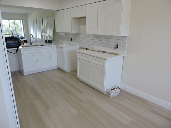 Foto del edificio - 3111 Gardens East Dr