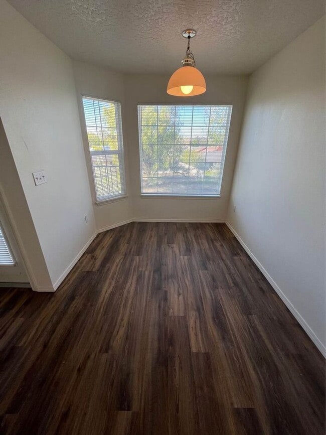 Building Photo - 2304 Sunnybrook Dr