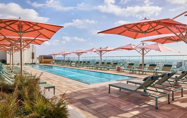 Interior Photo - 700 Broadway