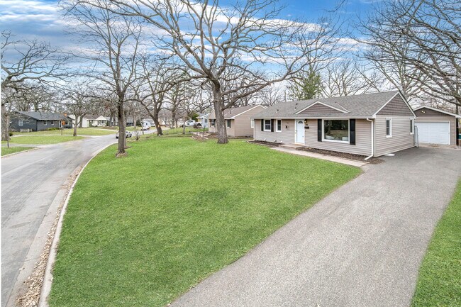 Front - 2600 Xylon Ave S