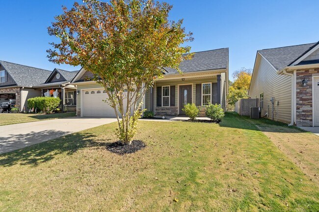 Foto del edificio - 3 BR, 2 BA, 2 Car Garage. Newer Construction & Pool Access! Your Modern Boiling Springs Home!