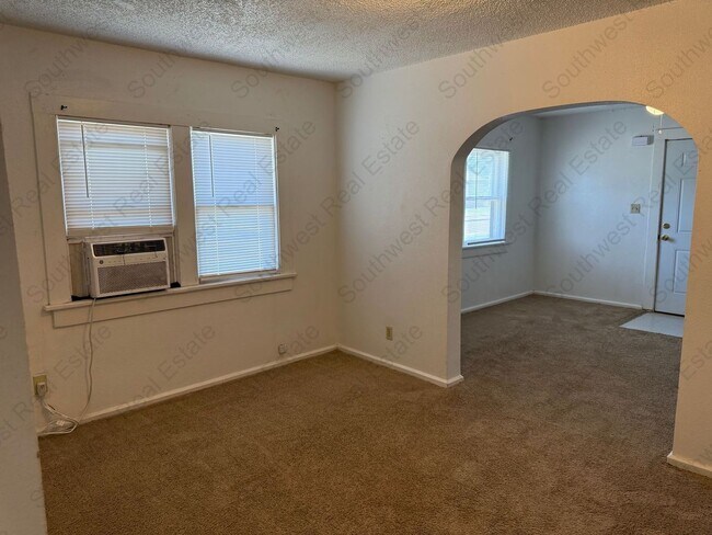 Building Photo - Charming 2 bedroom 1 bath home
