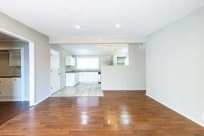 Building Photo - Stylish & Spacious Home!