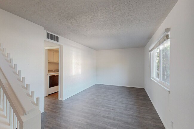 Building Photo - North Valley 2/story 3/BD 1.5/BA Townhome-...
