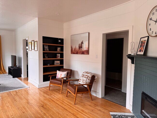 Rincón de lectura - 858 W Silver St