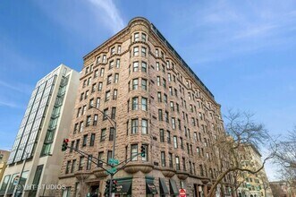 Building Photo - 2800 N Pine Grove Ave