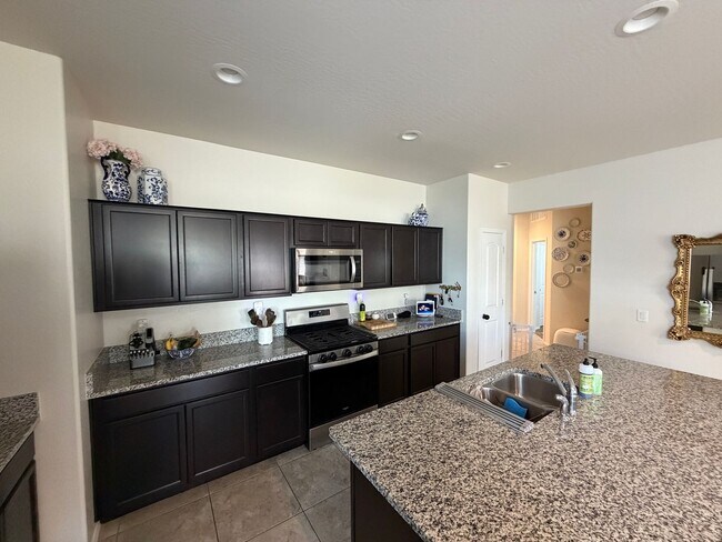 Foto del edificio - Upgraded and Spacious 4 Bed/2 Bath in Buckeye
