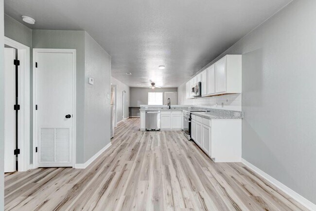 Foto del edificio - AVAILABLE NOW; APPLY AT OUR WEBSITE TODAY!