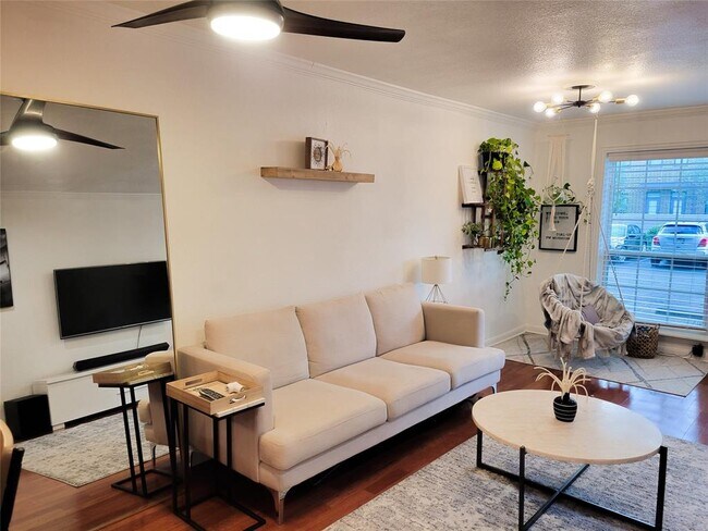 Foto del edificio - 5326 Fleetwood Oaks Ave