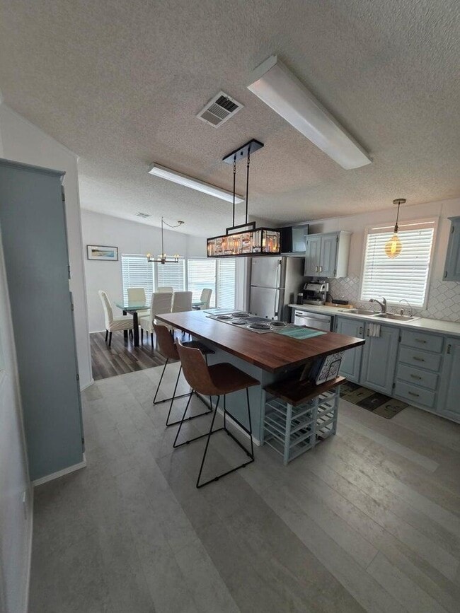 Building Photo - 6765 Spanish Lakes Blvd