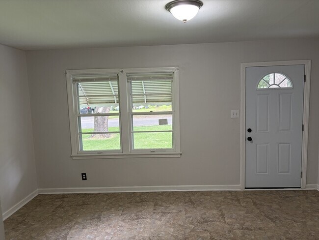 Building Photo - 2 Bed / 1 Bath House for Rent in Huntsville, AL 35805