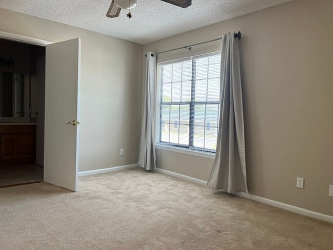 Building Photo - 1514 Manor Dr NE